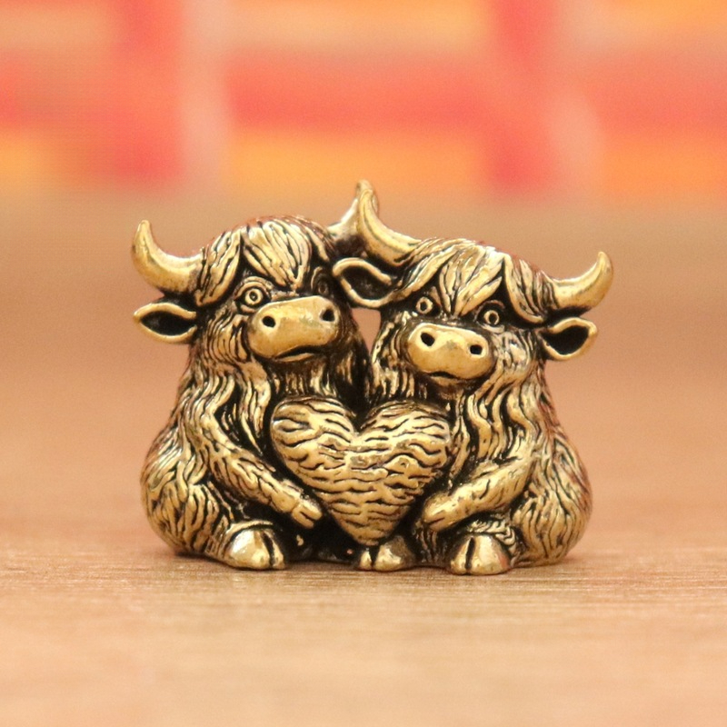TEMU Vintage Golden Cute Hugging Heart , Retro Distressed Highland Cow Office Desk Ornament, Suitable For Individual Collection, Holiday Gift