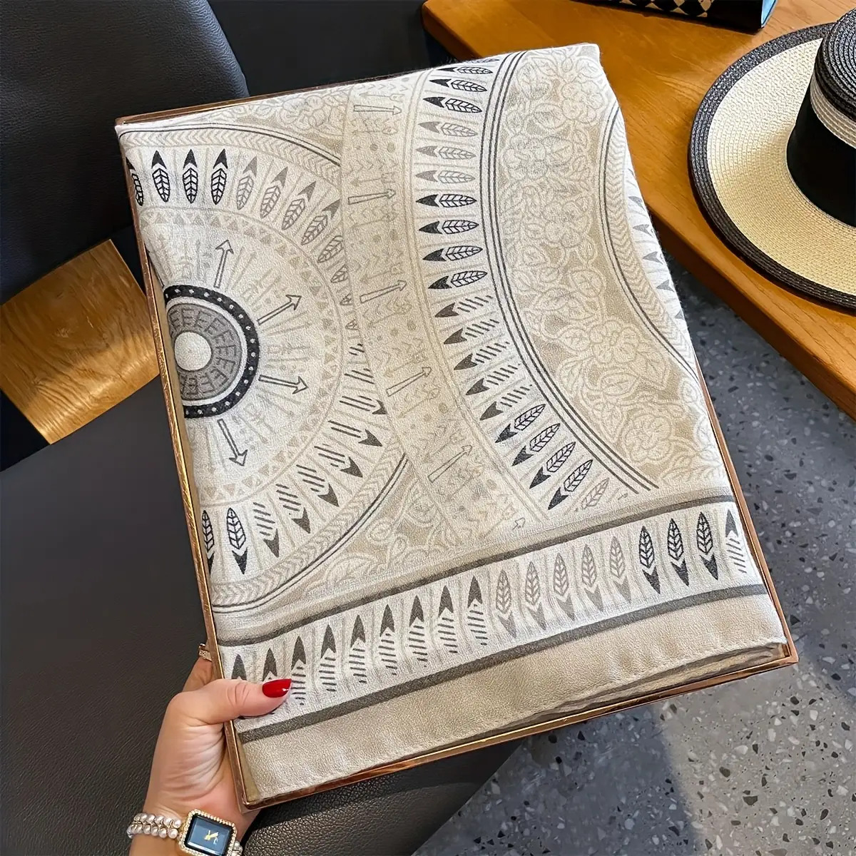 YZNT A Versatile New Style Featuring a Simple And Elegant Artistic Print, This Casual -Scarf Is Warm for Winter And Has a Soft Texture, Perfect for Outdoor Adventures.