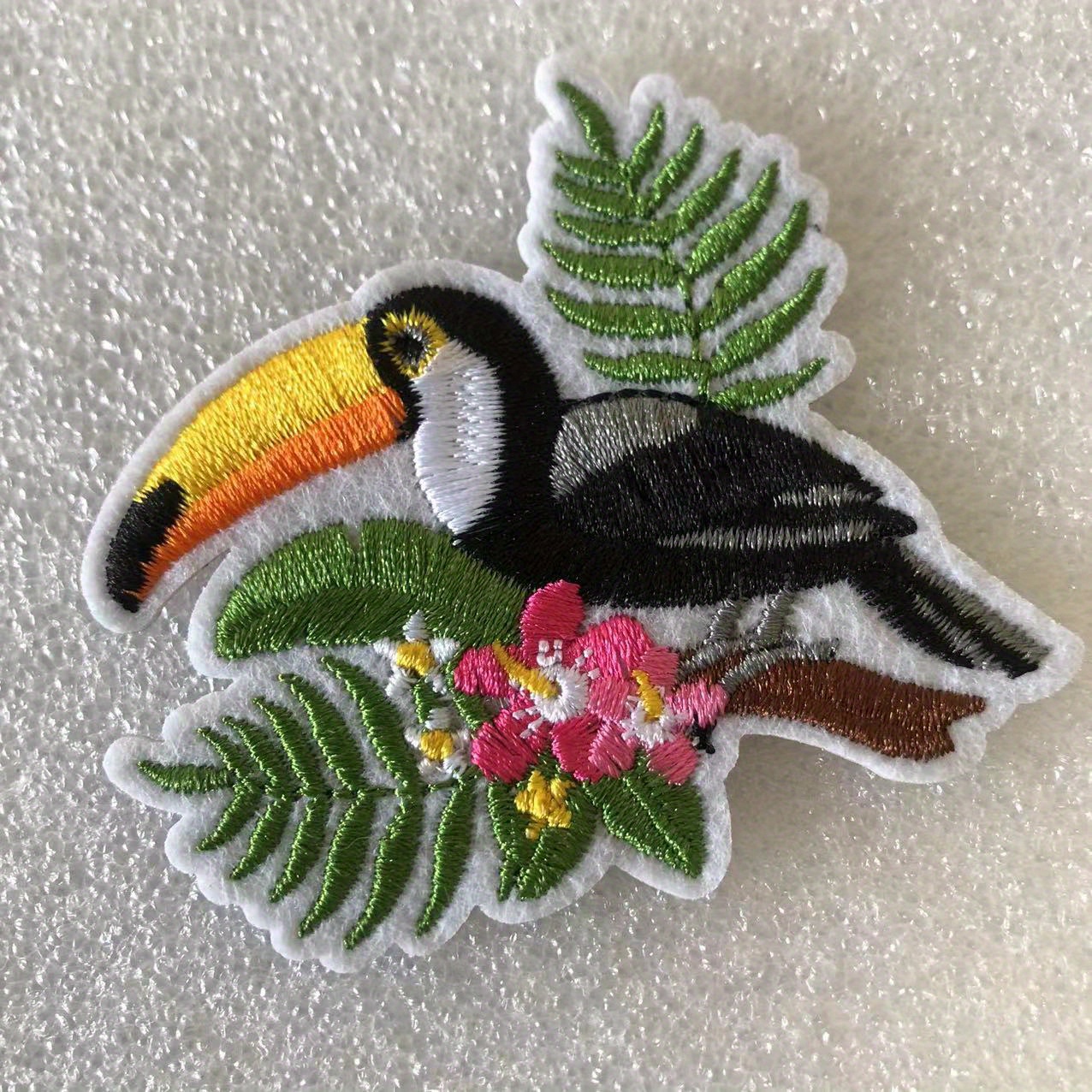 E-shop Der '' bietet ein Papageien-Blumen-Schmelzkleber-Embroidery-Dekorationsflicken, zum Verwandeln von Kleidung, Jacken, Schuhen, , Rucksäcken und