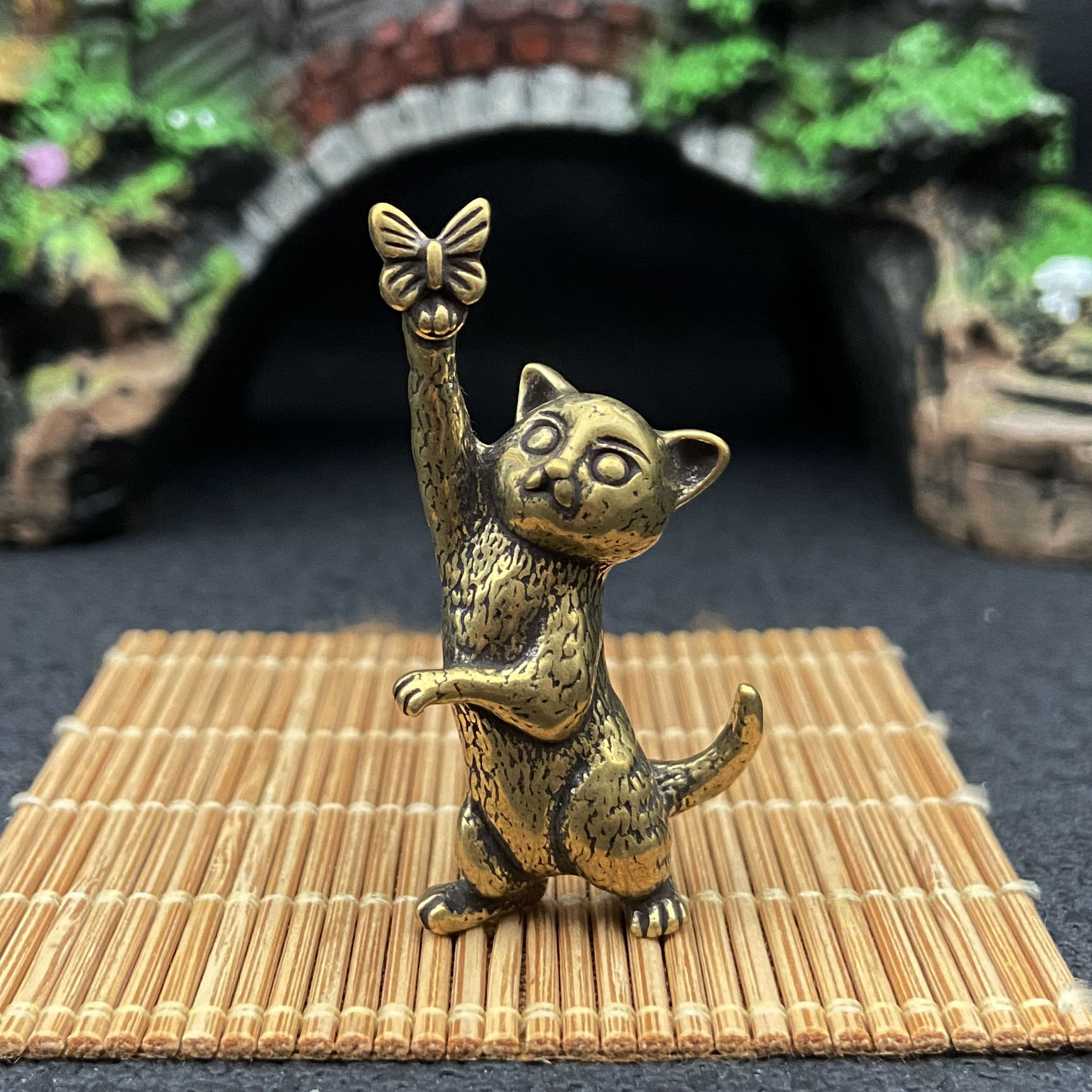 E-shop Messingstatuette einer Katze, die mit einem Schmetterling spielt, kreative Heimdekoration, Schreibtisch-Ornament fürs Büro, Weihnachtsgeschenk