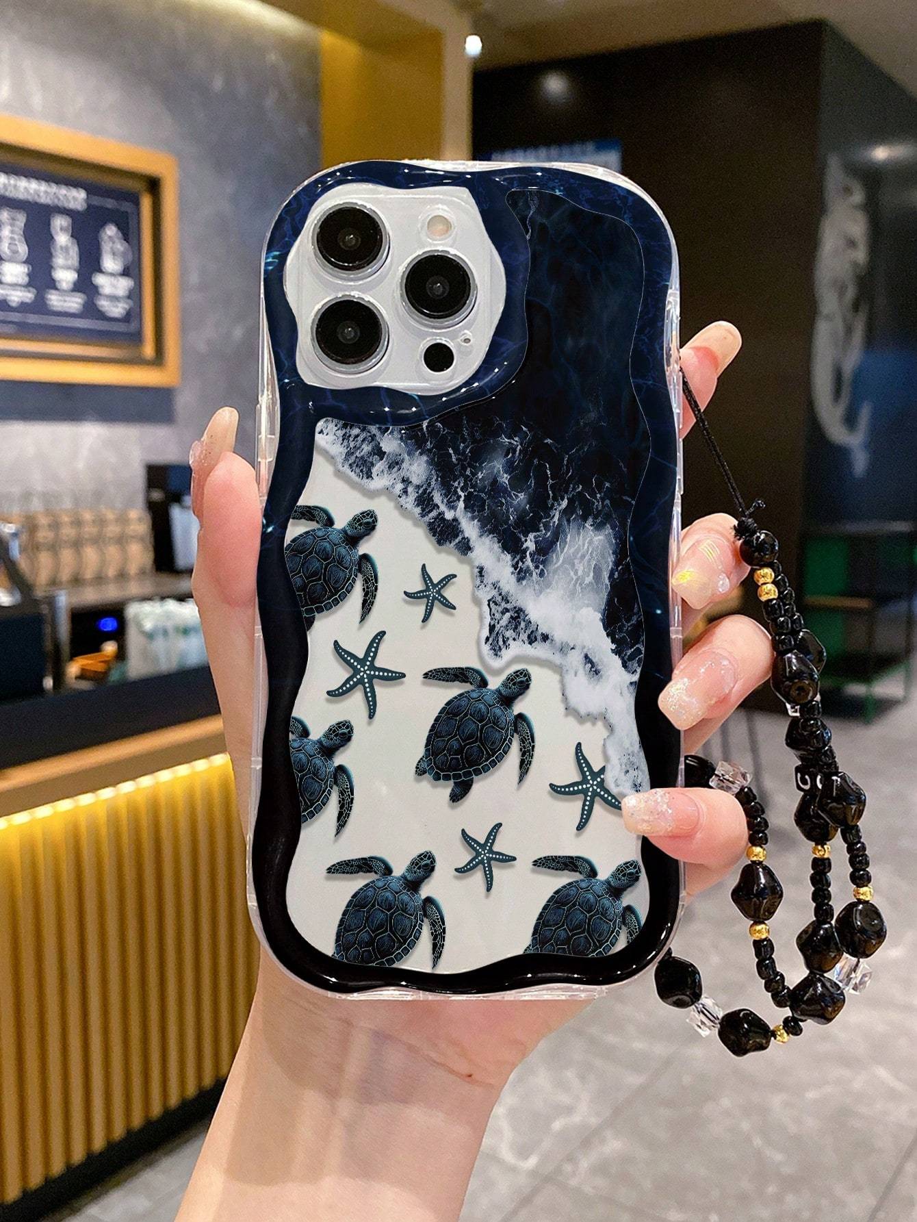 Beach Starfish And Sea Turtle Pattern Wave Gradient Painting Shockproof Phone Case with Handmade Beaded Bracelet, Compatible with Iphone 16, 15, 14, 13, 12 And 11 Pro Models, Made of TPU Protective Material. Ideal Choice for Family, Friends, Young People, Birthdays, Festivals, Boyfriends, Girlfriends And Valentine'S Day Gifts