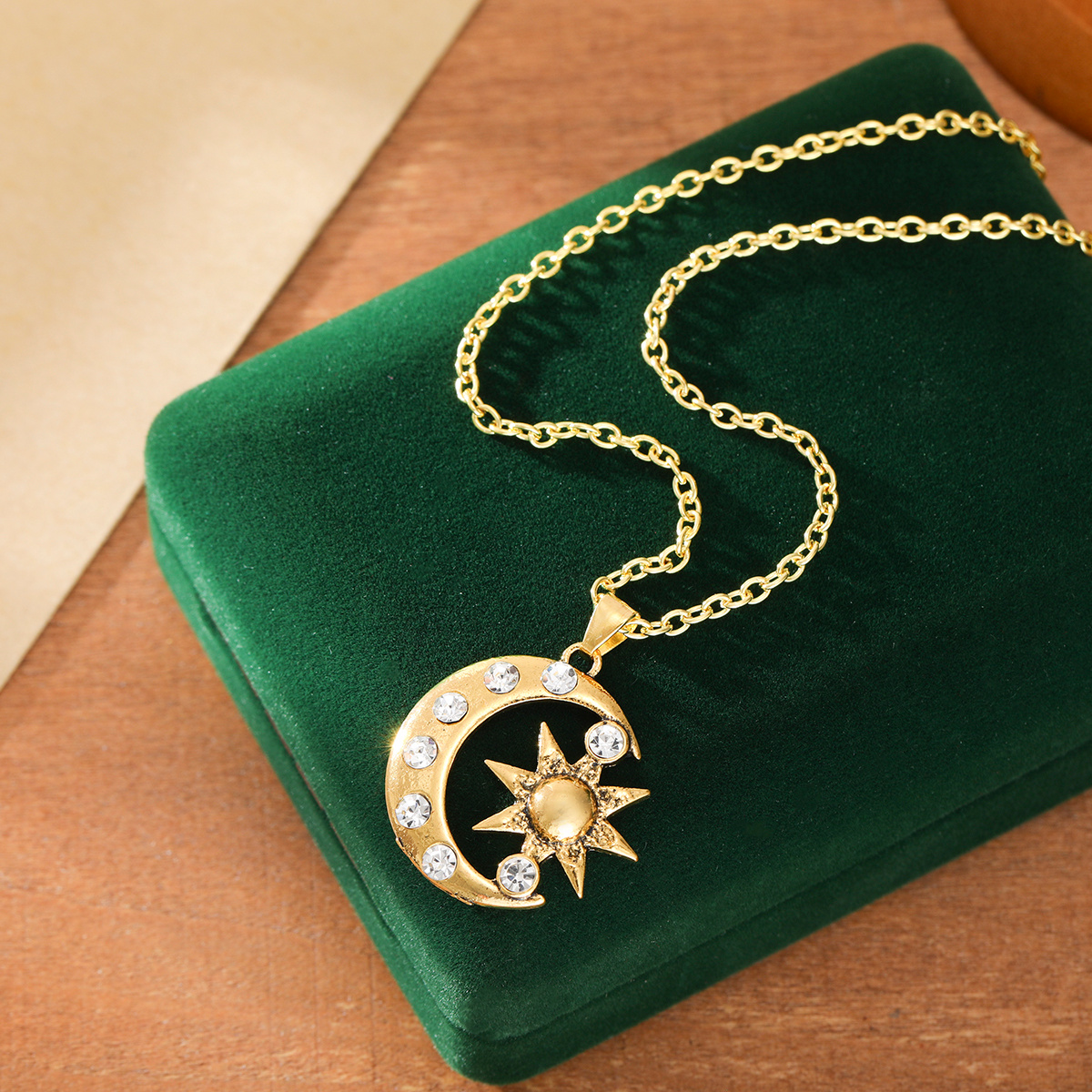 Vintage Creative Sun And Moon Shining Synthetic Synthetic Zirconia Inlaid Sun And Moon Design Pendant Necklace For Women, Niche Fashion Jewelry