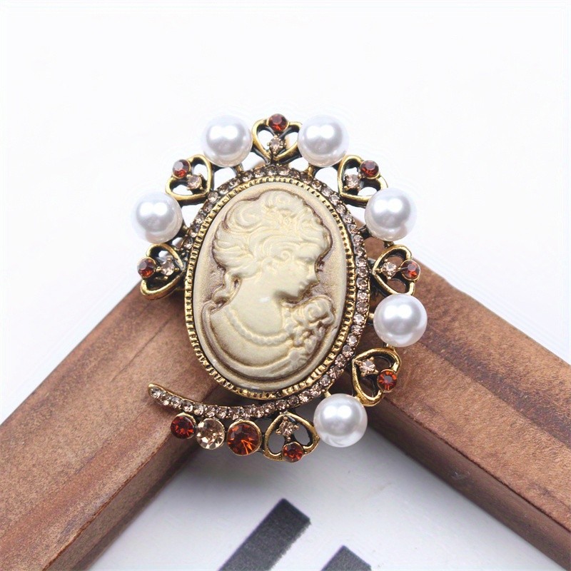 E-shop Schicker Geprägter Brosche - Vintage Barockstil mit Glänzenden Strasssteinen | Elegantes Schmuckaccessoire für Kleider & Mäntel