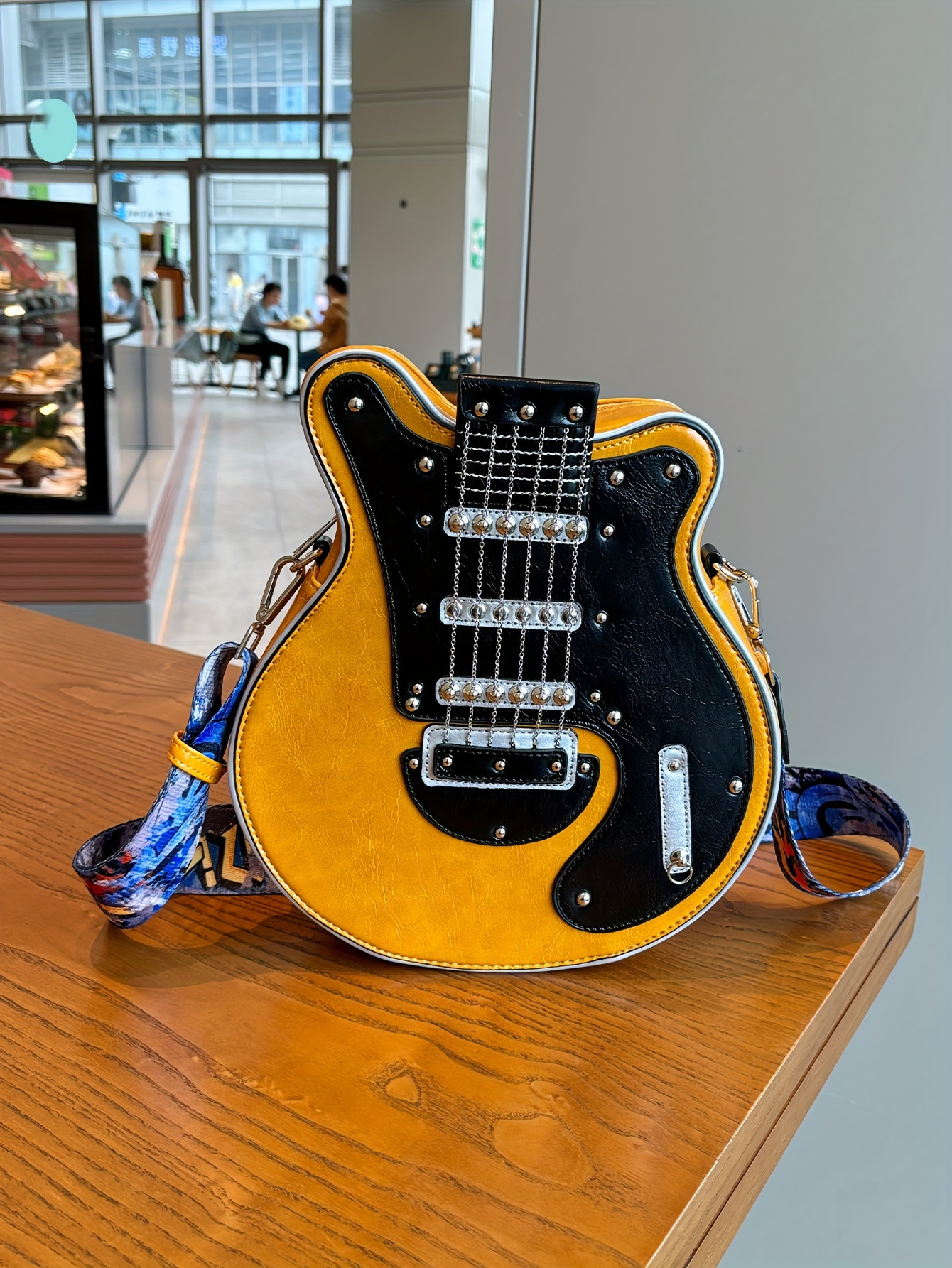 Distinctive Creative Y2K Hot American Style  Guitar Shaped Bag Beth Guitar Shaped Bag Shoulder Bag Crossbody Bag Fashionable Chain Rivet Decoration Color Contrast Wide Shoulder Strap Women's Bag Street Unisex Bag