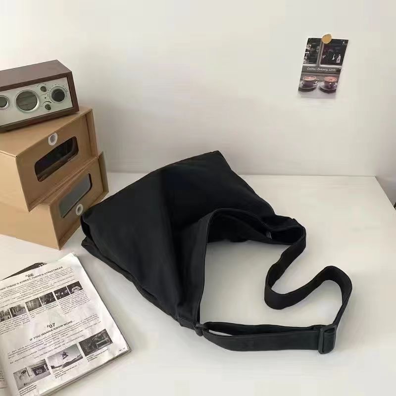 E-shop Neue trendige Retro-Umhängetasche, lässige minimalistische Messenger Bag aus Canvas mit großem Fassungsvermögen, praktische