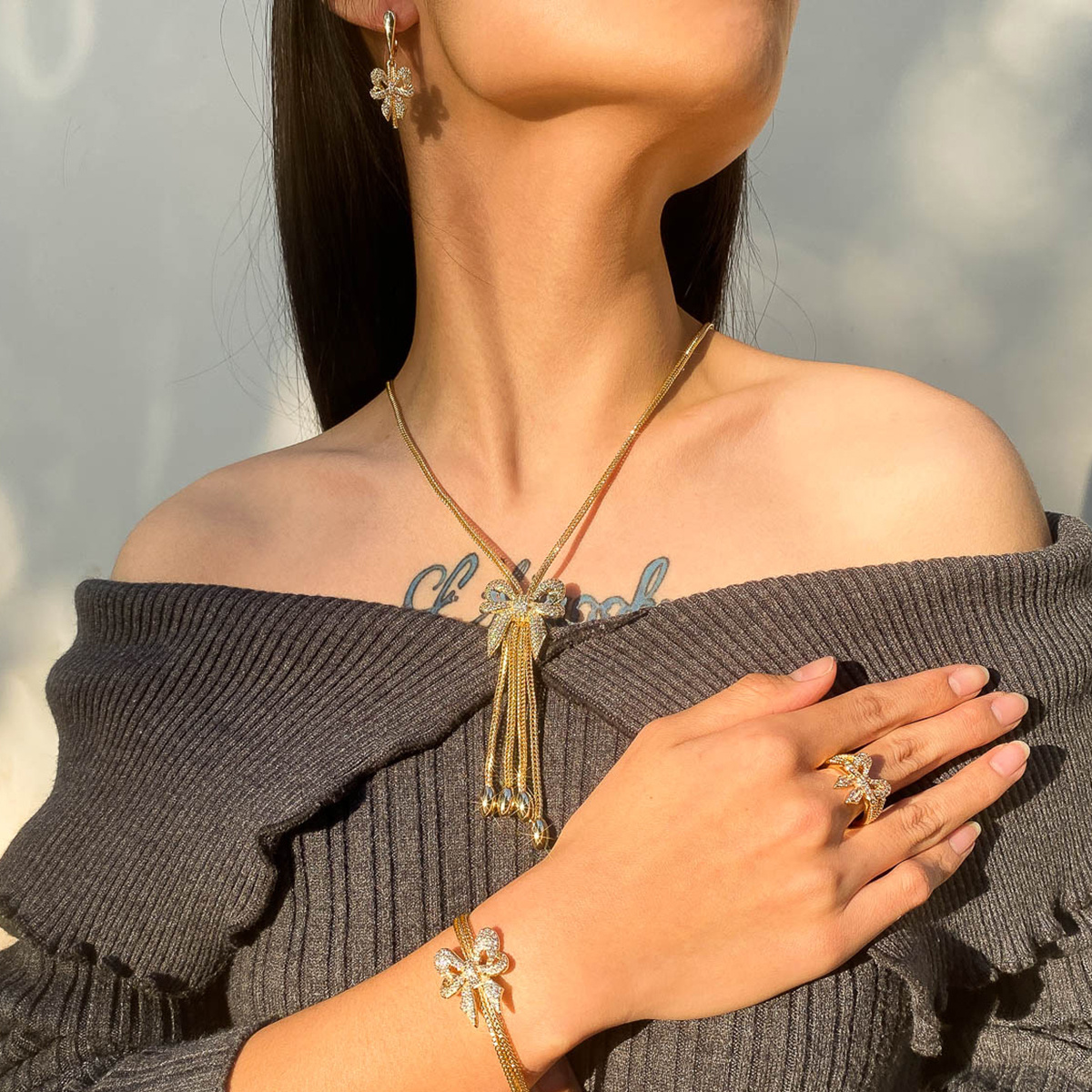 un ensemble de bijoux élégant et stylé pour femmes,   dun   nœud et     pendentif, décoré de strass cubiques, comprenant une chaîne, un bracelet, des boucles doreilles et un anneau, parfait pour  , les fêtes et   cadeau de la saint-valentin. 4