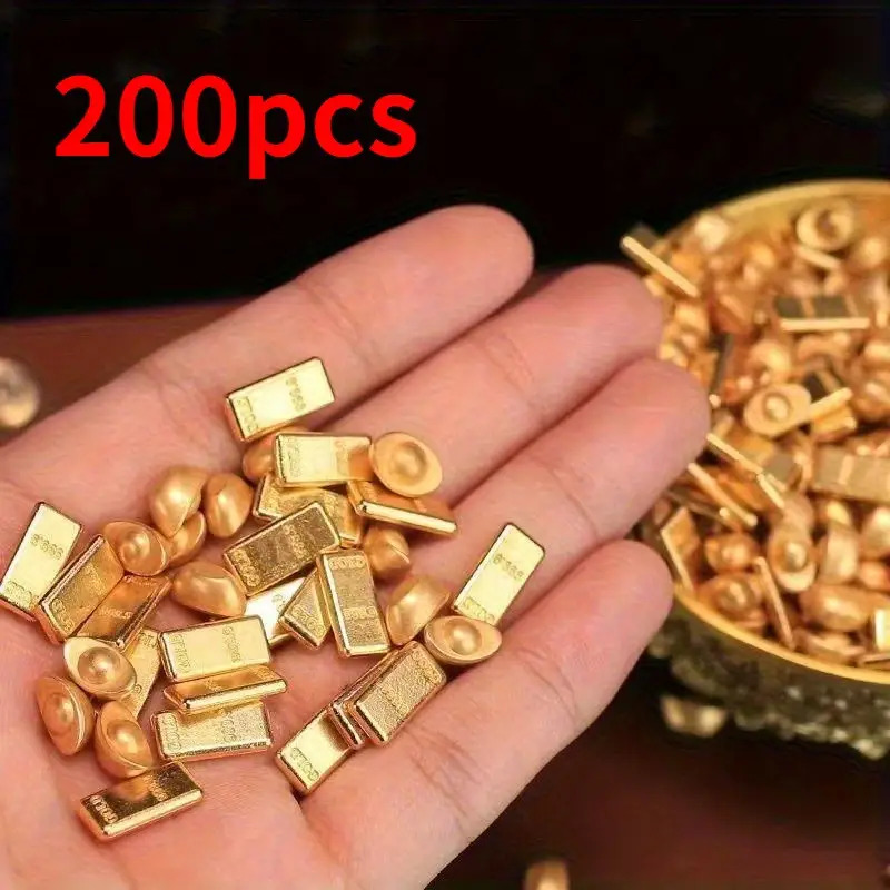 E-shop Ein Set von 200 Mini-Goldbarren, gestaltet als Goldbarren, zur Dekoration, mit surrealen Details. Hergestellt aus massivem Kunststoff mit