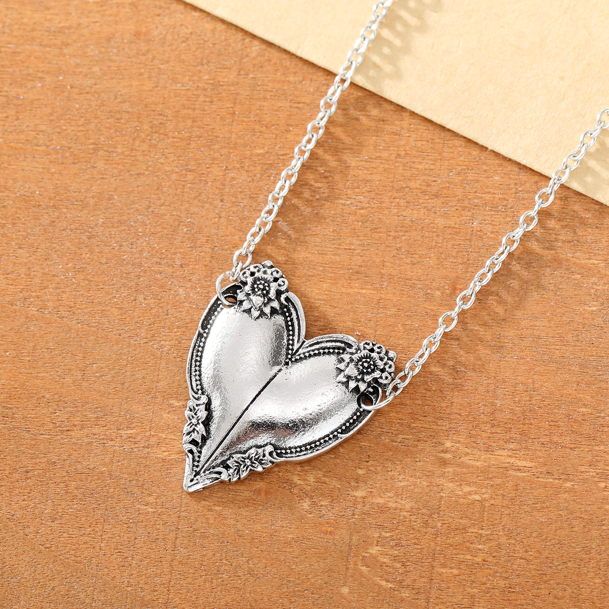 Vintage Petal Pendant Necklace, A Easy Yet Stylish Accessory For Women That Any Outfit