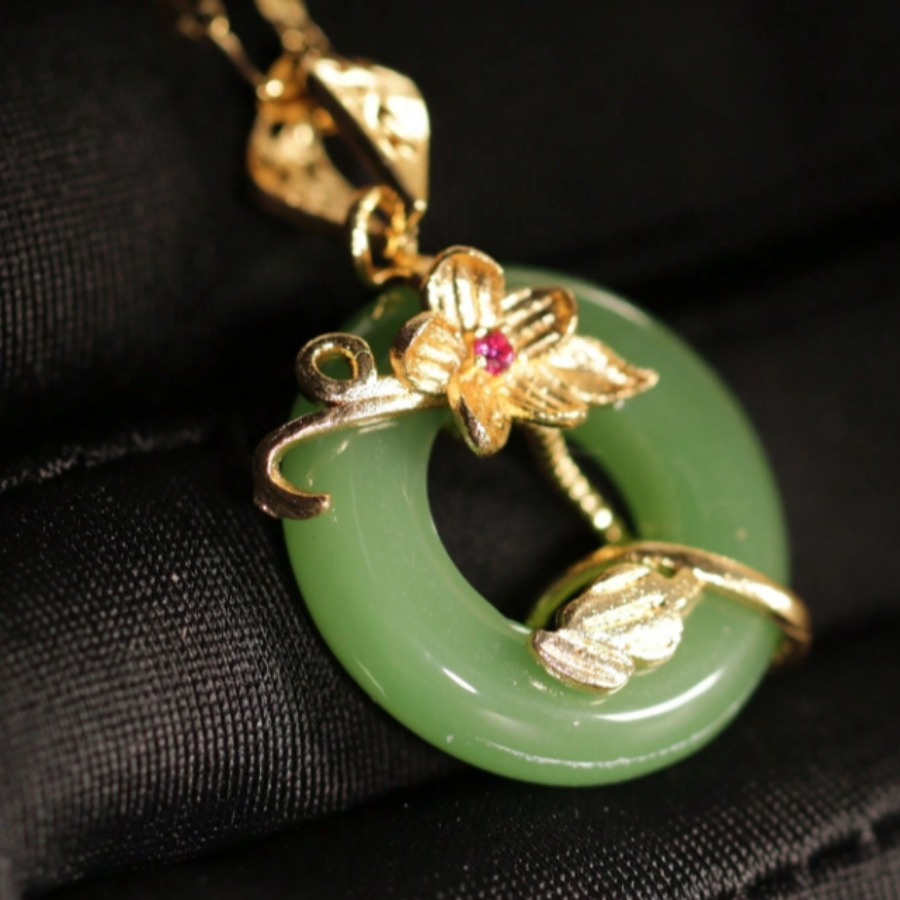 TEMU A Single Vintage Floral Vine Necklace Featuring Imitation Jade Peace Pendant, This Elegant Minimalist Jewelry Piece Is Perfect For Women And A Unique Gift For Family, Friends
