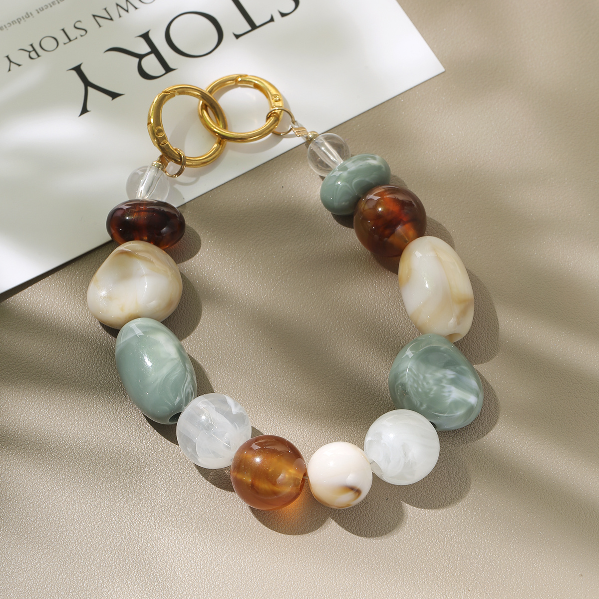 E-shop Handy-Lanyard im Boho-Stil mit Perlen - Lebendiger Chip-Stone-Handycharm mit goldenem Schwenkverschluss - Handgelenkschutz für Handys, ein
