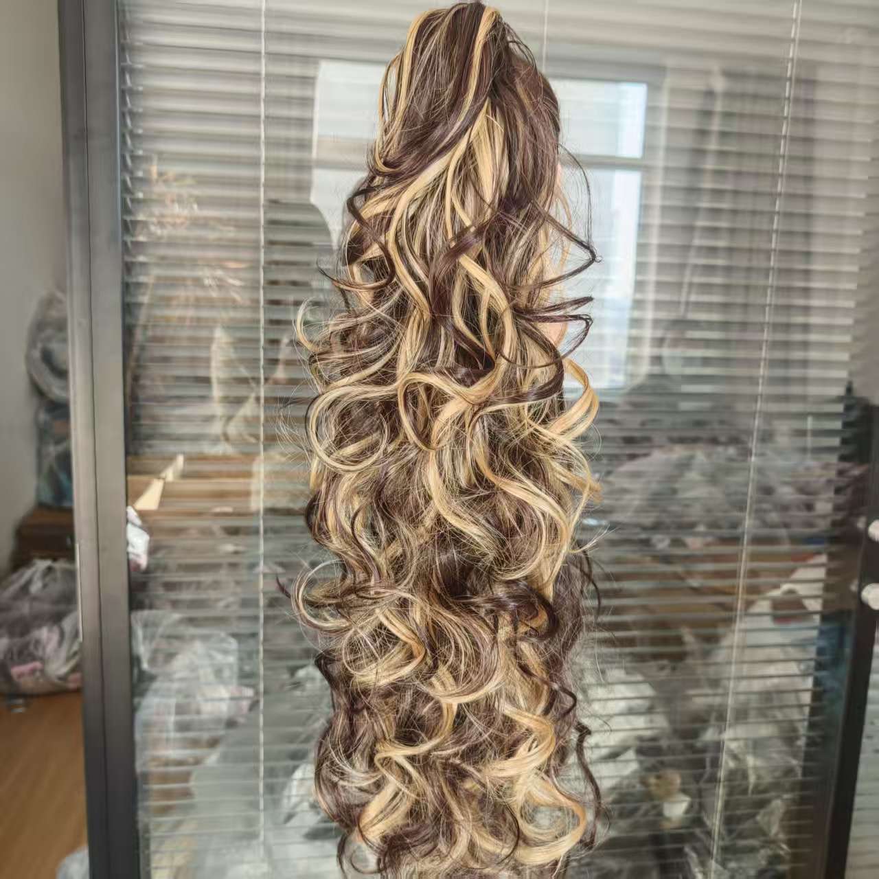 Image of 28-inch Long Ponytail Wig For Women, Featuring Loose Waves And Curls With A Clip-on Attachment For Added Volume And Length. Ideal For Everyday Wear, Parties, Weddings, And Photo Shoots