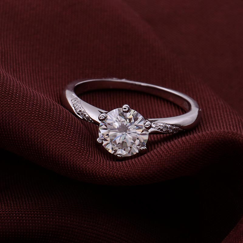 Women's 1/2/3 Carat Classic Six Claw Round Cut Moissanite Ring
