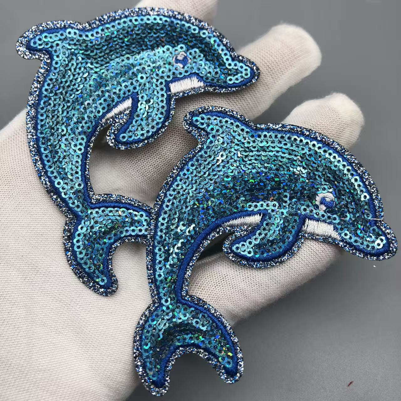 E-shop [Urlaubs- und Freizeitstil] 2 Stück schillernd blau schimmernde Pailletten Delfinmuster Heißklebe-Stickerei-Patch, einfach zu bedienen,