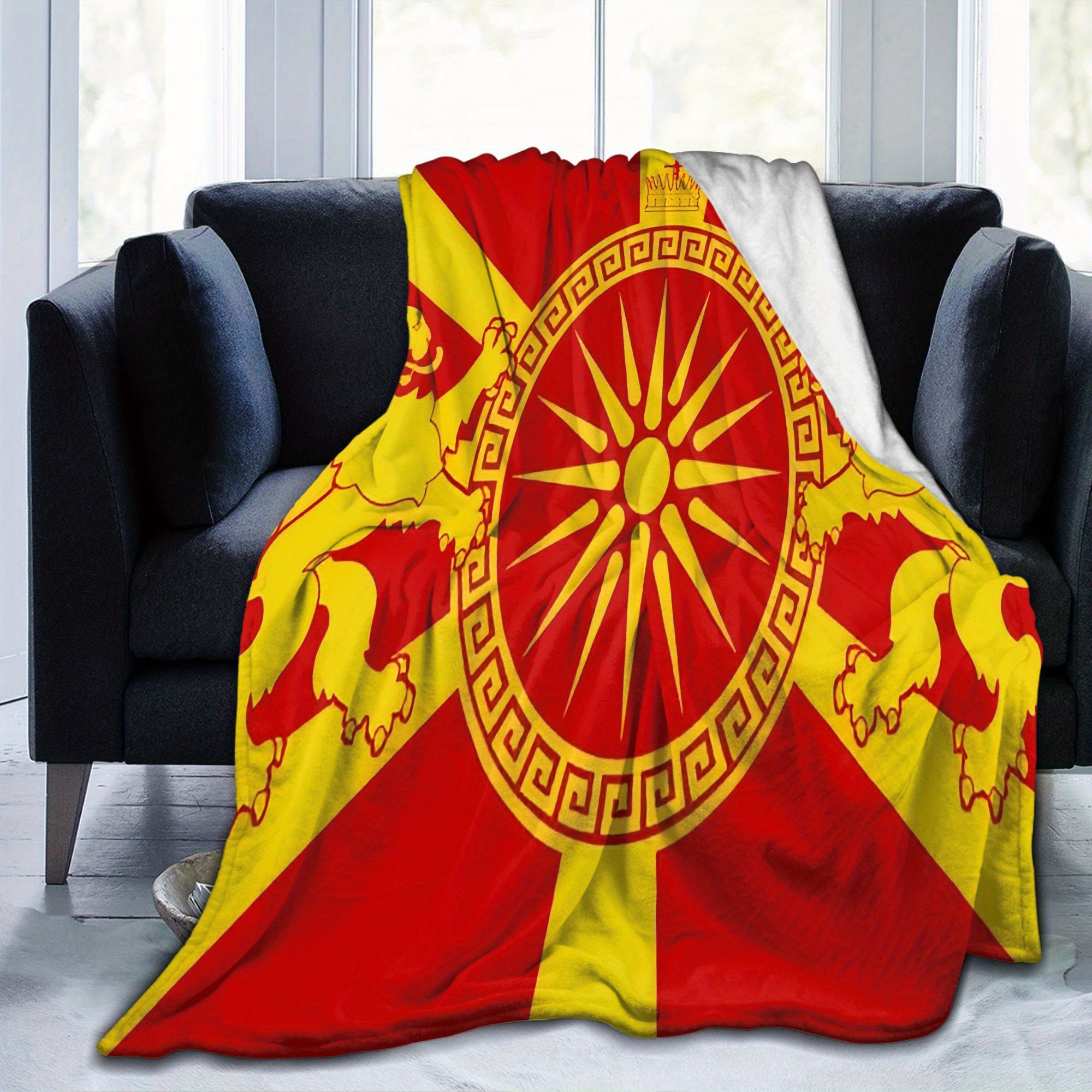 ќебе со дизајн на знамето на кралството   - ултра-меко фланелено полиестерско ќебе за сите  , ператливо во машина, со црвен и златен лавски амблем и грчки шари, модерен подарок за домашен декор, удобна   детали 1