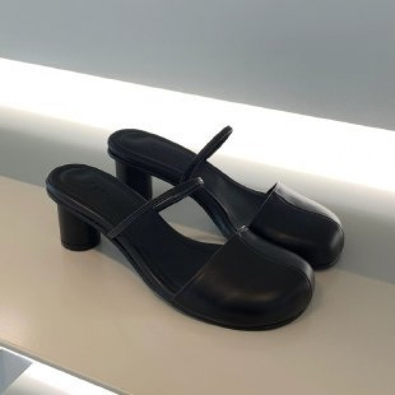 Image of Women's Retro Slippers For Summer Daily Walking, Shopping And Commuting, Red Round-toe Casual Versatile Thick-heeled Ladies Shoes, Women Shoes