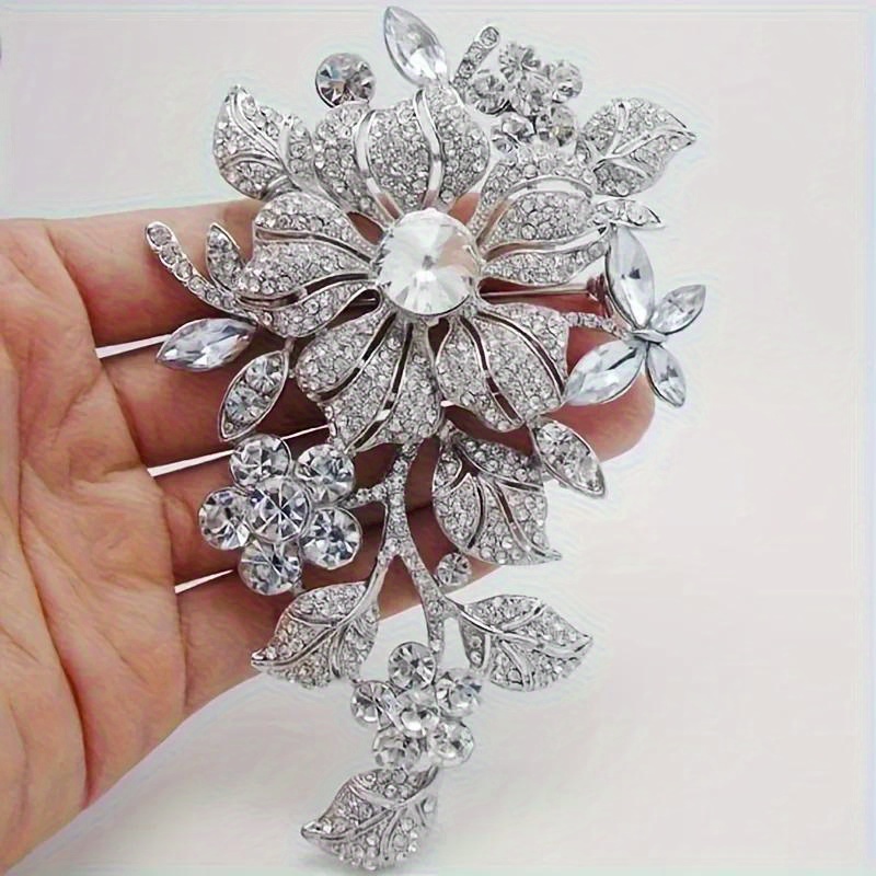 E-shop Strass Blumen Brosche - Handgeschnitzter, reinweißer Basis 58 Micro Shop, perfekte Opernkostüm Brosche/Anzug Accessoire