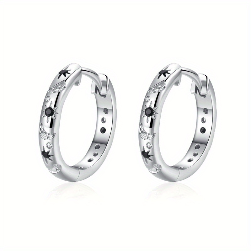 A Pair Of And Black Earrings - Circular Clasp Earrings