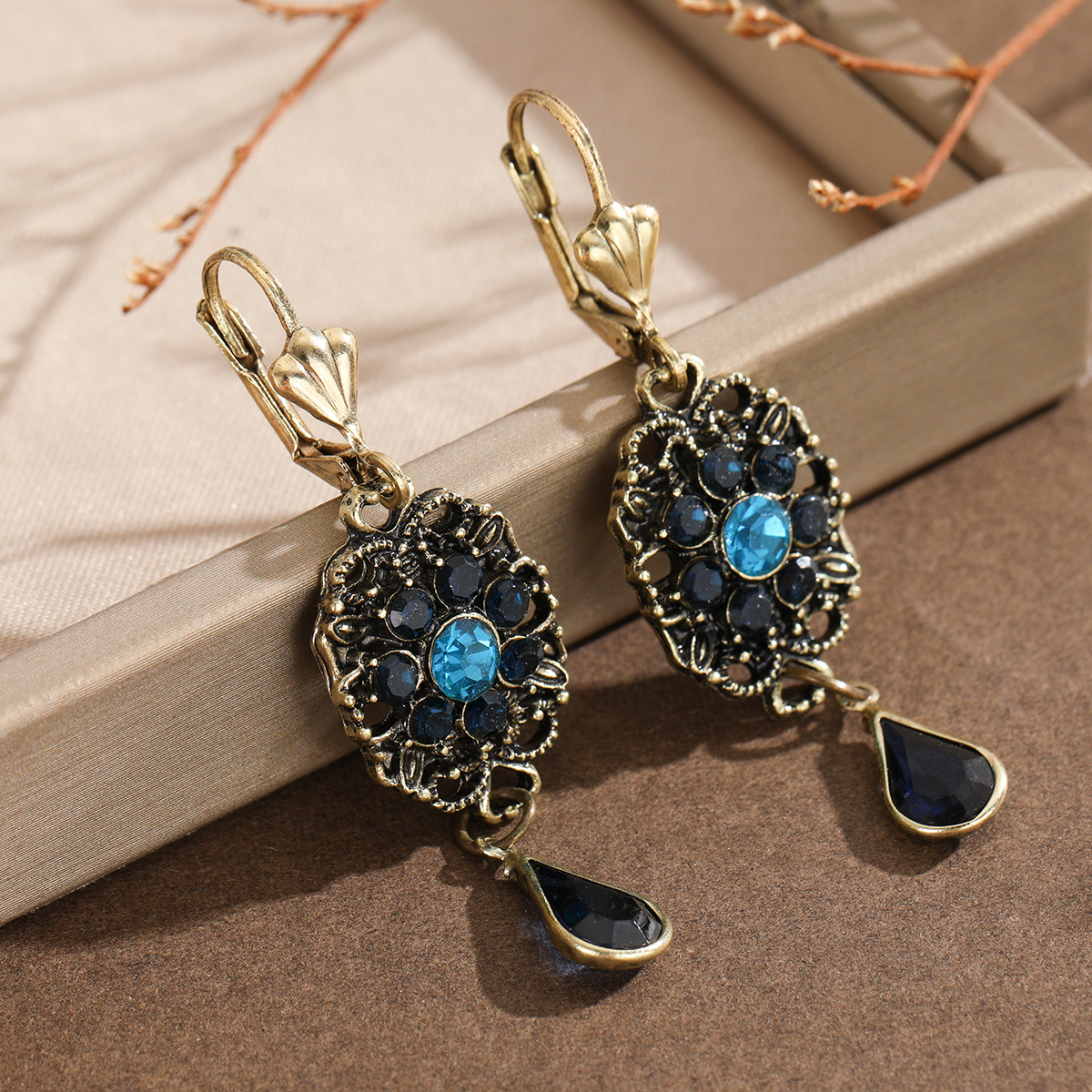 Women's Vintage Oval Carved Floral Teardrop Earrings