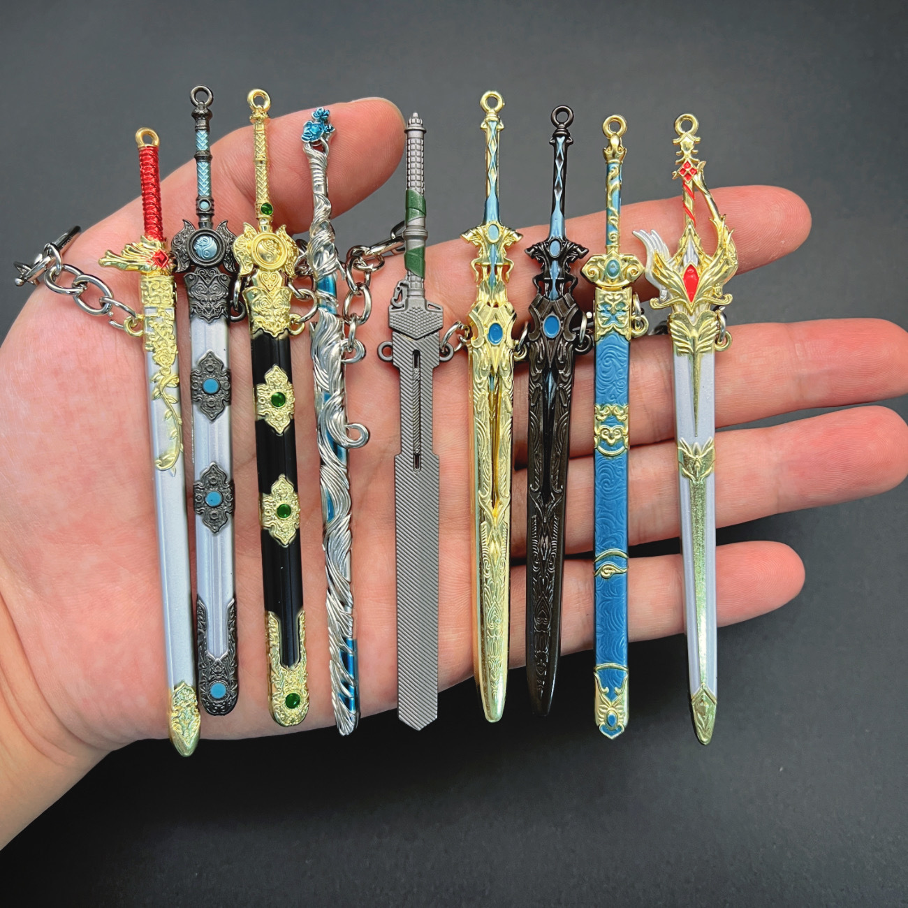 9pcs Mini Alloy Sword Model Gift Set, Key Ring, Key Chain, Movie Anime Game Merchandise Replica, Collector's Keychain for Collectors, Gift for Men, Replica Alloy Desktop Decoration Collectible, Backpack Charm, Gift for Men, Suitable for Performance