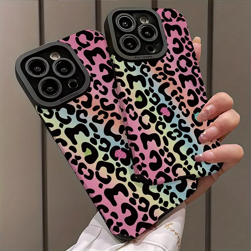 Foto de Funda con diseño de animal print colorido.