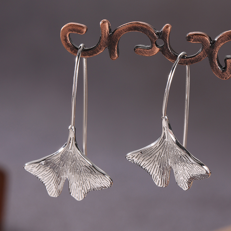Vintage-Style Leaf-Shaped Pendant Earrings for Daily Wear