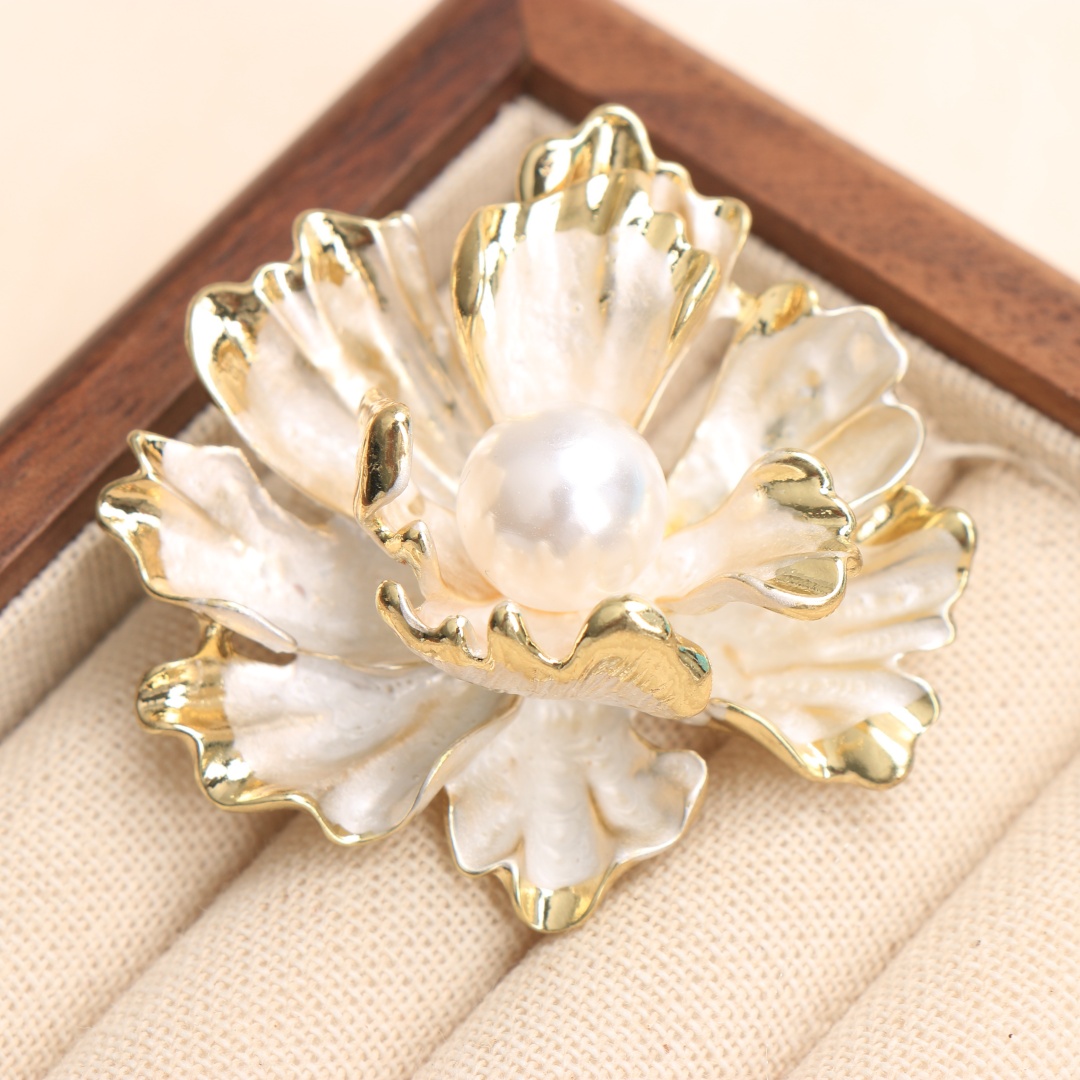 E-shop Eine atemberaubende Brosche mit einem Lotusblumen-Design im Barockstil, für Männer und Frauen. Ideal als Schmuckzubehör für Hochzeiten,