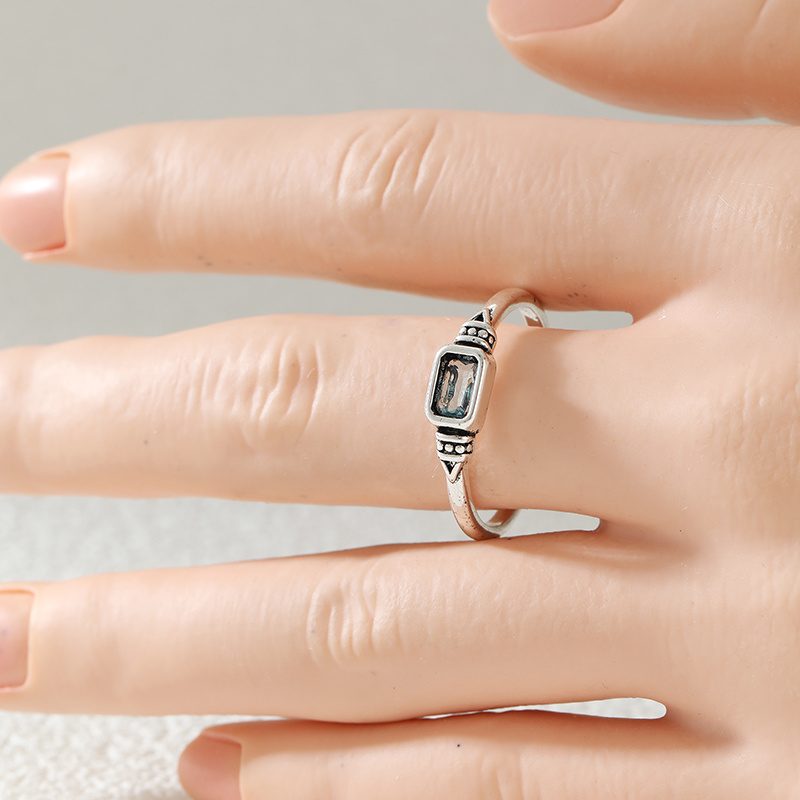 Vintage Ladies' Fine Ring with Geometric Triangle Pattern