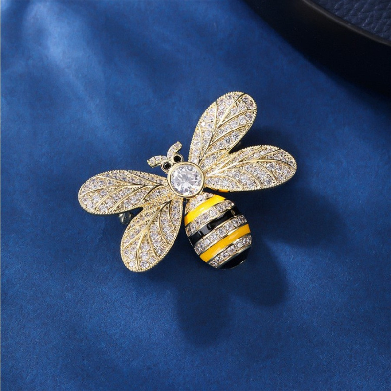 TEMU 1pc Bee Brooch Corsage - Korean- With Full Drill, Women's Coats, Cardigans, And Suits. Retro Japan And Korea Atmosphere With Personality, A Chic And To Any Outfit. Elegant And Versatile Access