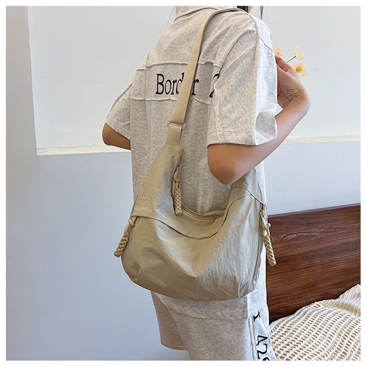 Borsa hobo in tela con nappe e tracolla larga regolabile_voghion.com