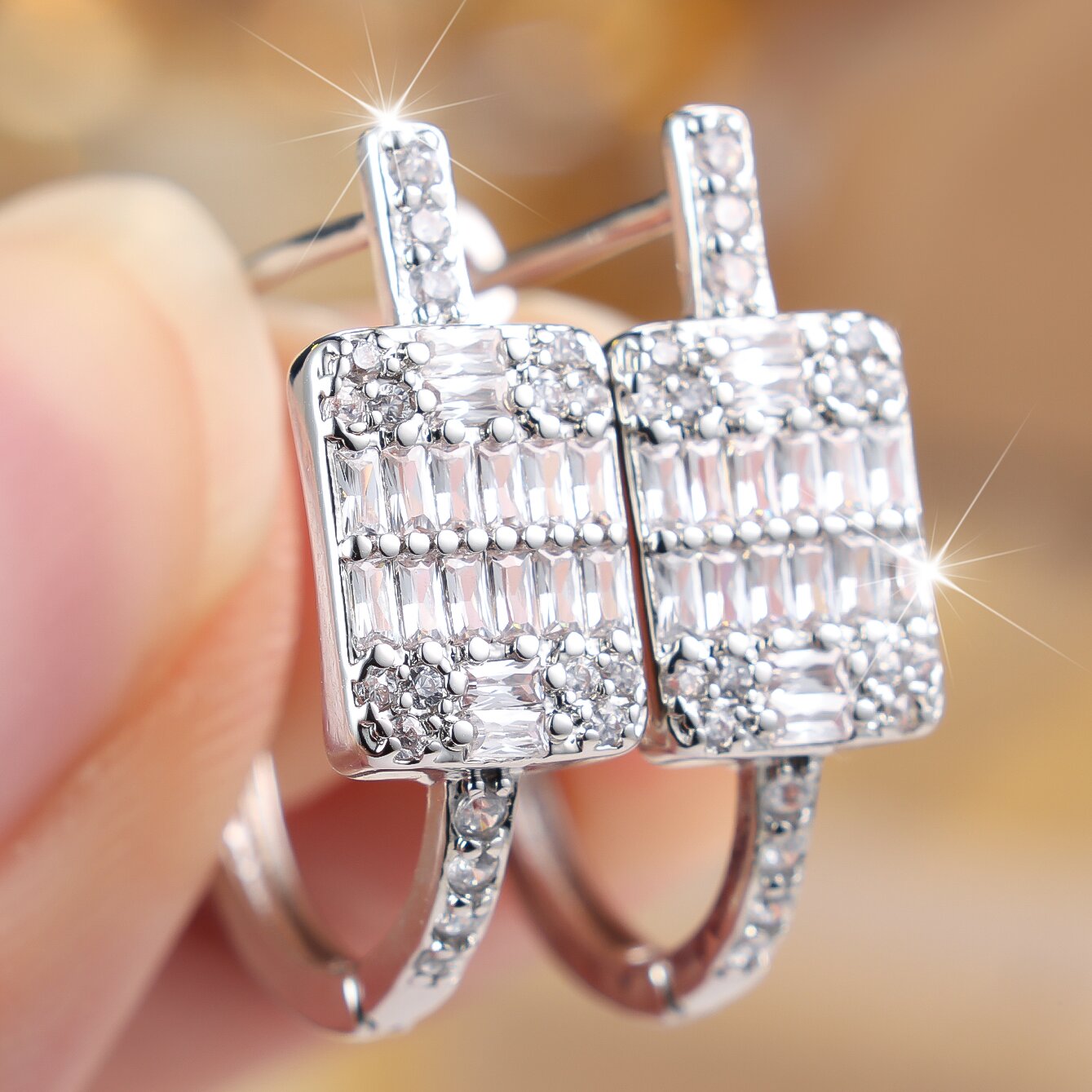 TEMU Une paire de boucles d'oreilles de U pour femme avec incrustations de fines zircones cubiques synthétiques blanches scintillantes, brillant avec