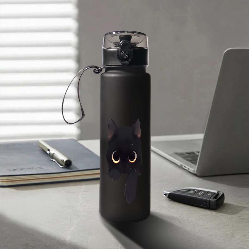 750ml/25.4oz Bouteille de voyage en forme de visage de chat noir - Design de chat mignon avec des yeux expressifs, couvercle étanche et boucle de transport - Tasse en PC durable pour le bureau, le camping, les cadeaux de remise des diplômes - Parfait pour les amateurs de chats et l'utilisation quotidienne, Bouteille d'eau de chat noir, Tasse de voyage à café