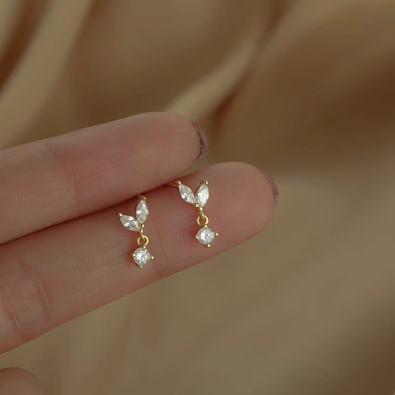 E-shop Ein Paar stilvolle minimalistische blattförmige Strass-Herz-Steckerohrringe, exquisit zart, für Damen. Vielseitig für den , trendy, elegant als
