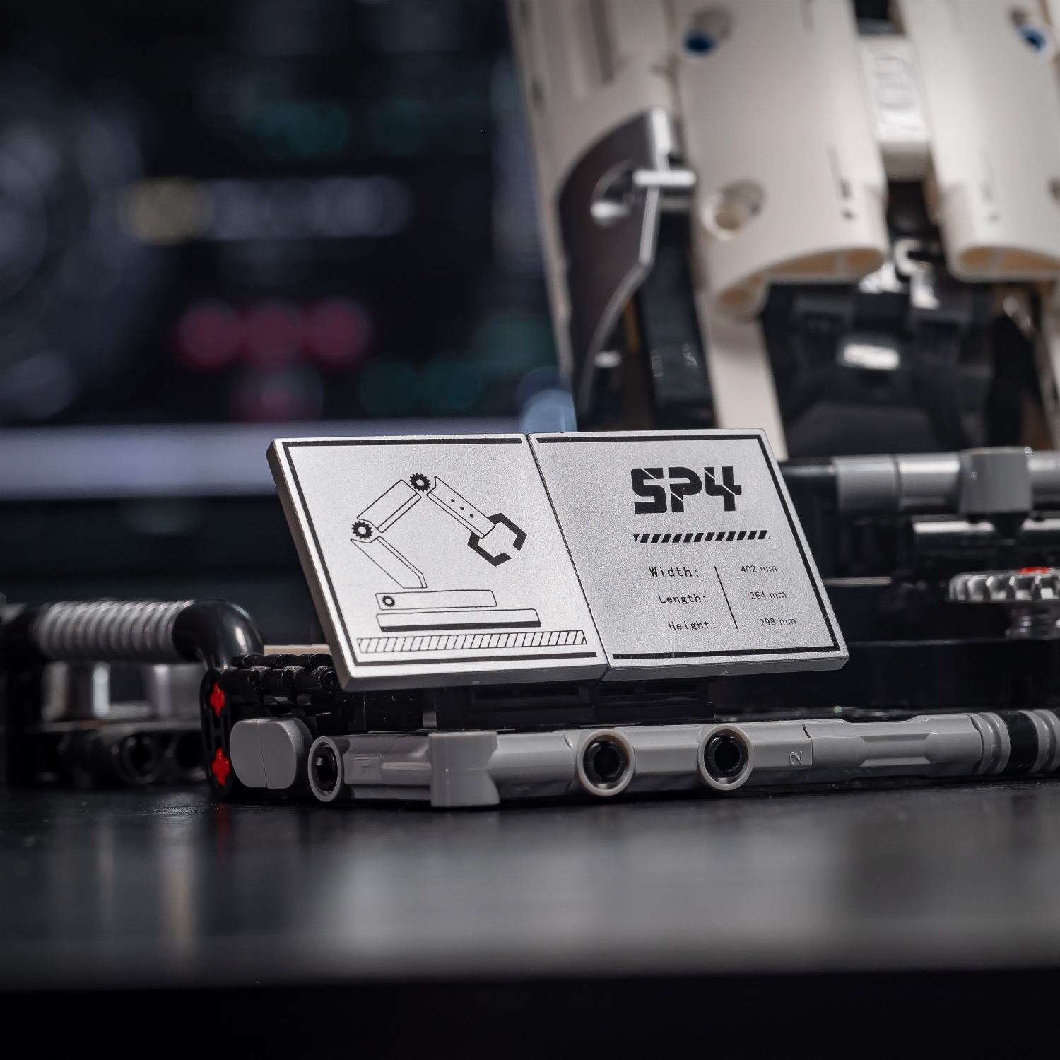 Sci-Fi Mechanical Masterpiece- 784pcs Smart Building Robot| 4-Motor 360° Rotation+ Gripping Arm+ Remote Control