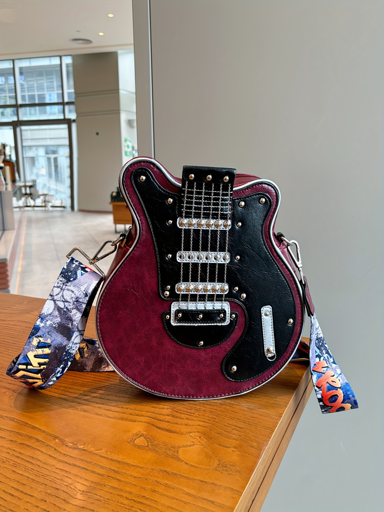 Distinctive Creative Y2K Hot American Style  Guitar Shaped Bag Beth Guitar Shaped Bag Shoulder Bag Crossbody Bag Fashionable Chain Rivet Decoration Color Contrast Wide Shoulder Strap Women's Bag Street Unisex Bag