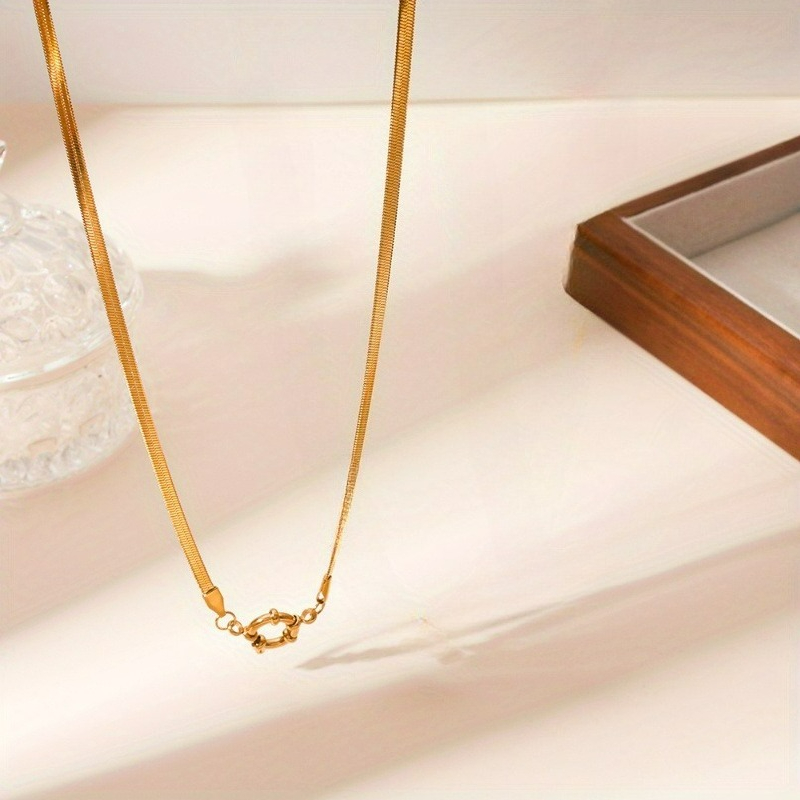 E-shop Anlaufbeständige 18K-beschichtete Halskette aus 316L-Edelstahl, hochwertige flache Fischgrät-Schlangenknochenkette mit runder Drehverschluss,