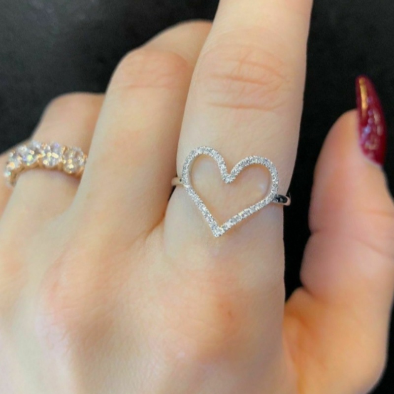 A Sparkling Heart-shaped Silver Plated Ring Set With Sparkling Synthetic Zirconia Symbolizes And , Making It For Anniversaries And Valentine's Day. Exquisite Jewelry Is Suitable For Women