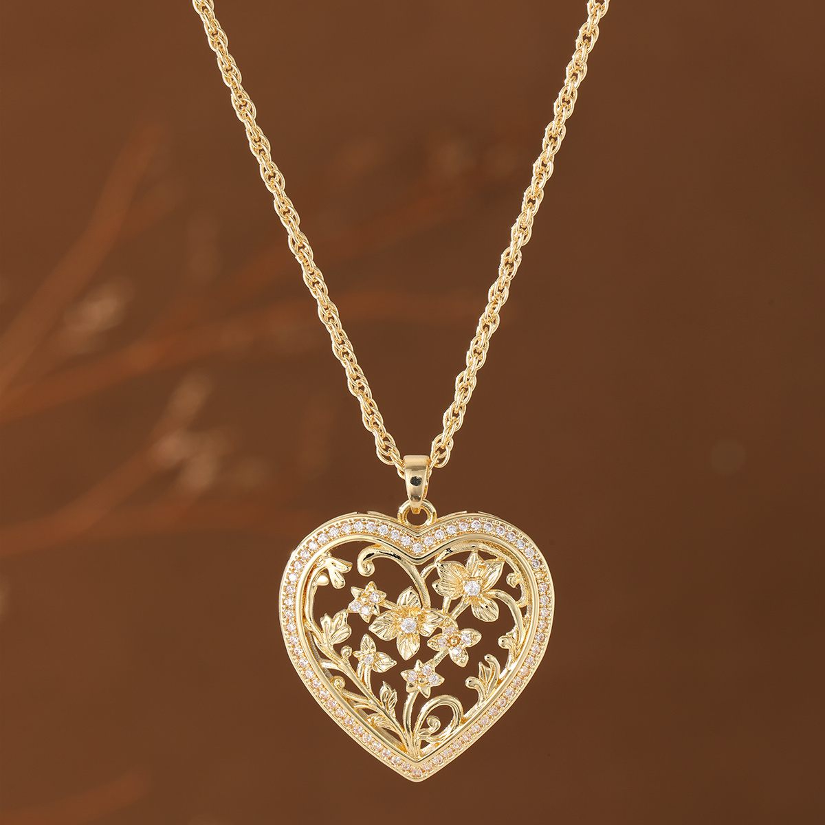 TEMU French Court Style Hollow Heart Floral Pave With Artificial Gems Women's Pendant Necklace Suitable For Parties And Dates Jewelry