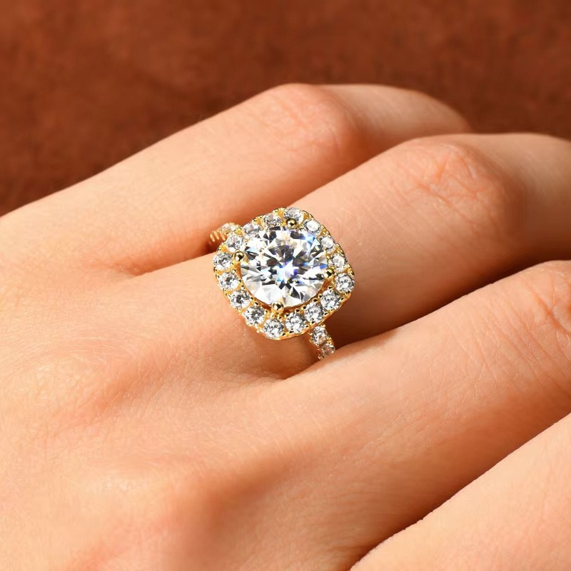 Women's 1 Carat Round-Cut Solitaire Moissanite Ring