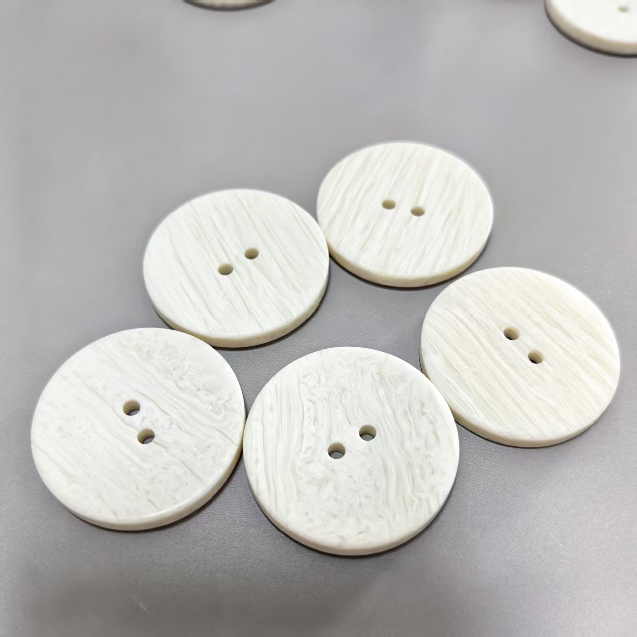 TEMU White Round Oversized Buttons, Resin 2-hole Buttons, Milky White Clothing Buttons 3.8cm/1.5in Size, Fashionable Large Flower Buttons, Suitable
