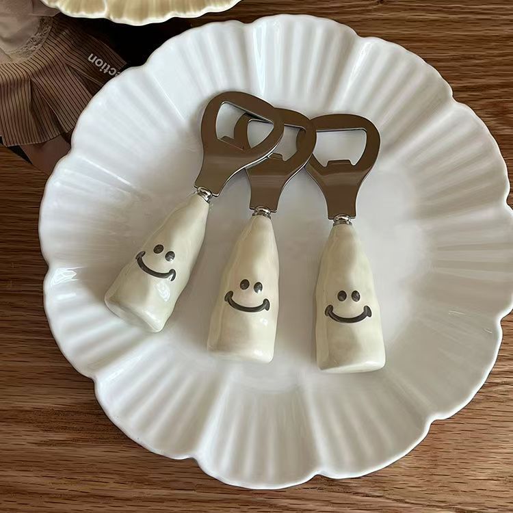 Abrebotellas de cerveza con cara sonriente, mango de plástico con imitación de mango de cerámica, abrebotellas con soporte, abrebotellas creativo de acero inoxidable