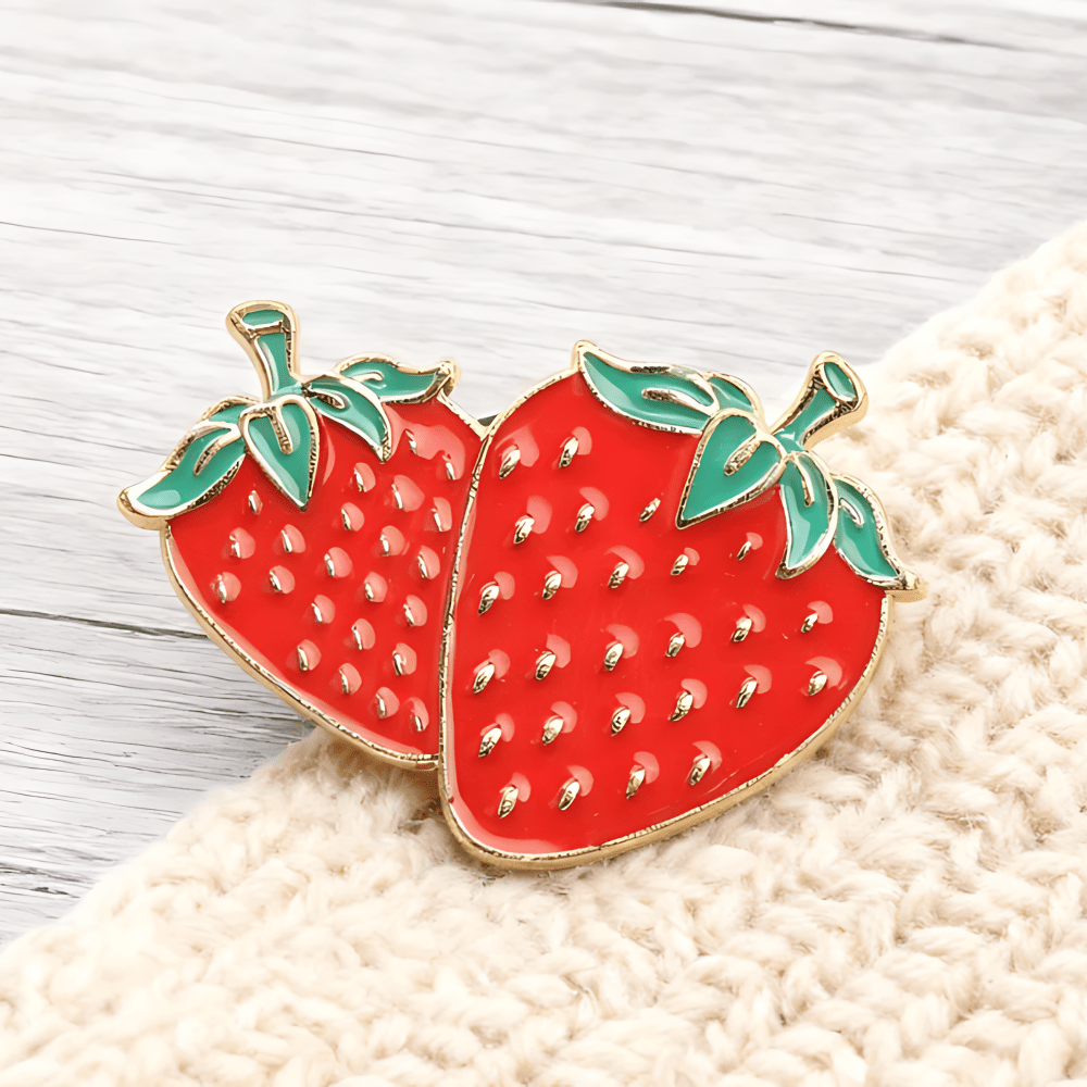 TEMU smaltata a forma di fragola con cartone animato | Design vivace con fragola, distintivo da unico in per borse, giacche, - Regalo resistente per