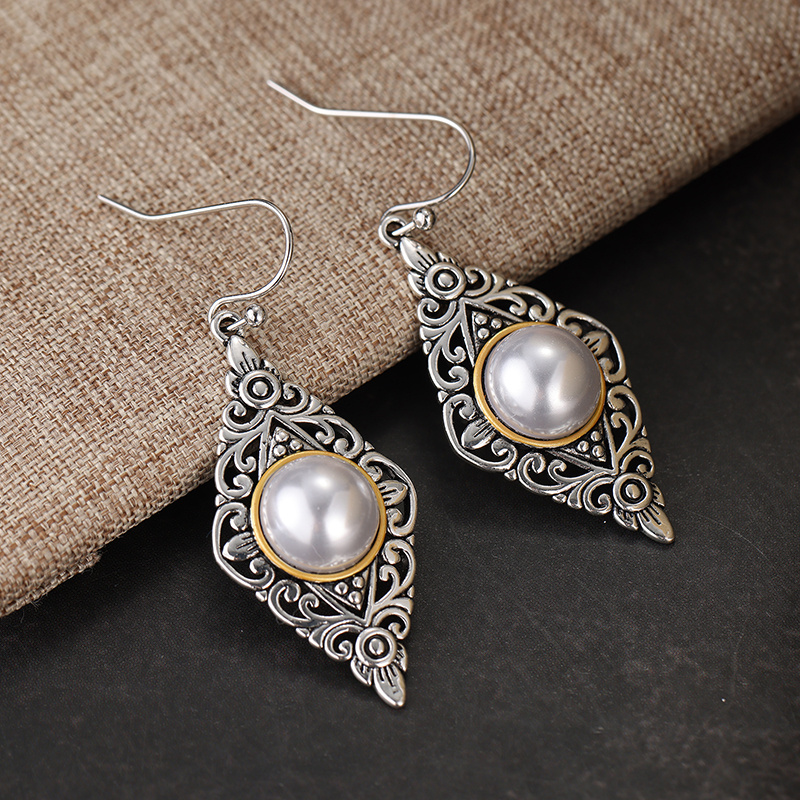 Women's Vintage Diamond-Shaped Hollow Carved Ear Hooks