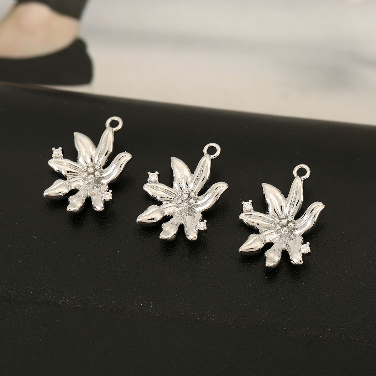 3pcs Unisex Six-Petal Flower Pendant Necklace Set with Zirconia