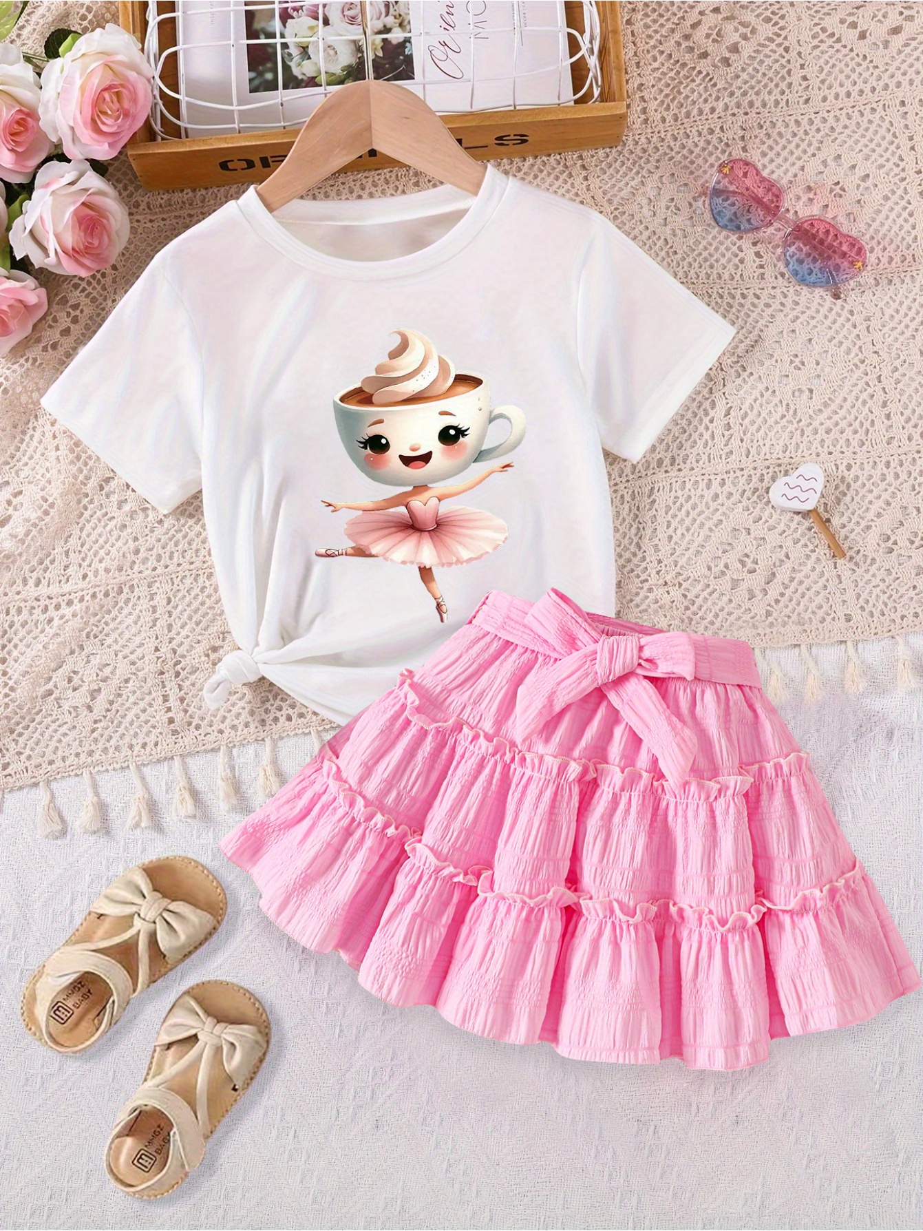 conjunto de 2 peças para meninas com tema de italian brainrot themed, conjunto de ballet com   de café  ! blusa   com   de   rosa, impressão de bebê dançarino com   de café, bebês vestidos como feijões  ,   de tutu,   de bolo de cor  ,   de plissado em camadas, cinto de  ,   livre da tensão,   um outfit de verão infantil, confortável e casual, muito adequado para exterior, festas, férias, espetáculos e uso casual
