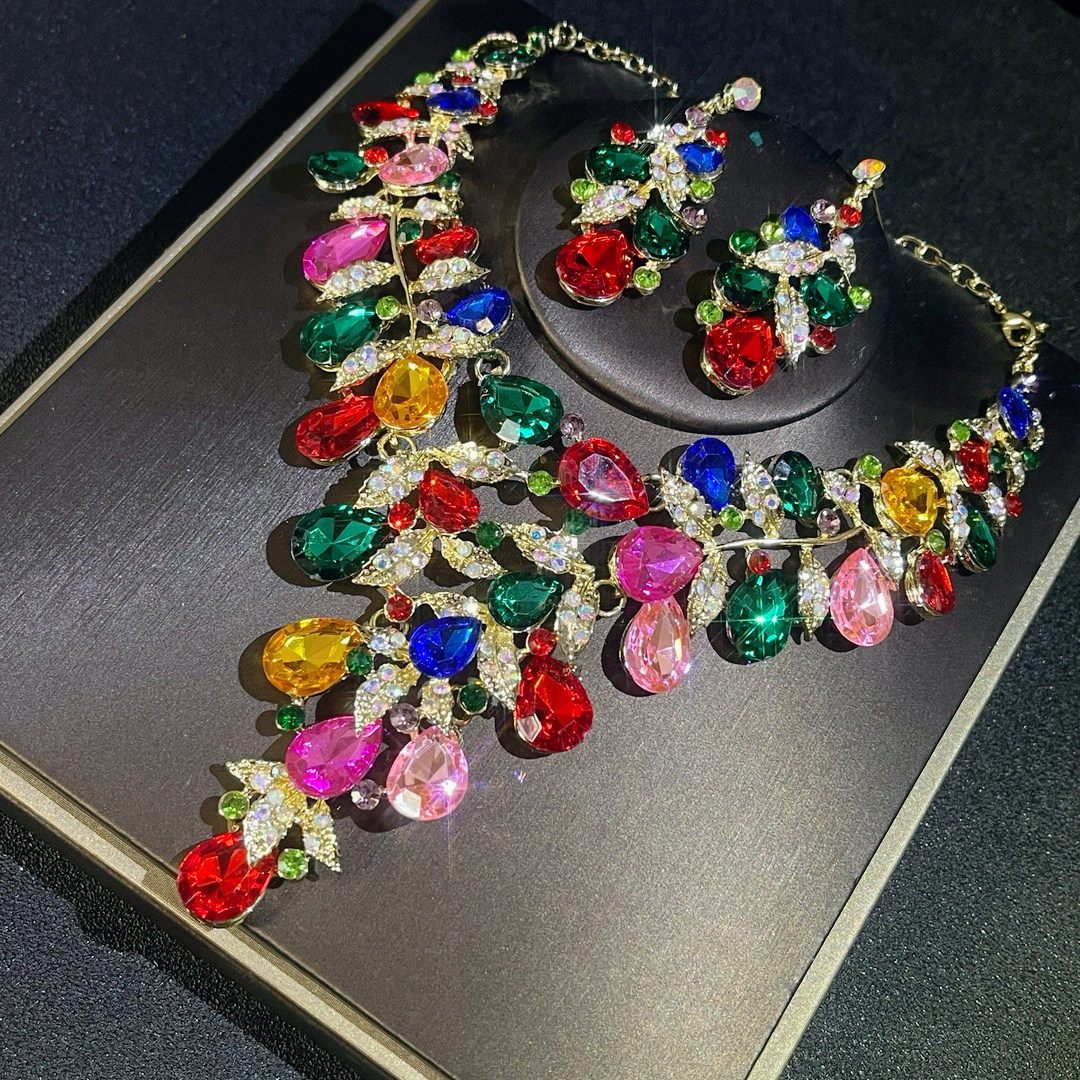 Wedding Vintage Necklace Set for Women Luxury Crystal Banquet Dress Bridal Wedding Accessories Clavicle Chain Women's Jewelry Set Earrings Necklace Three Piece Set