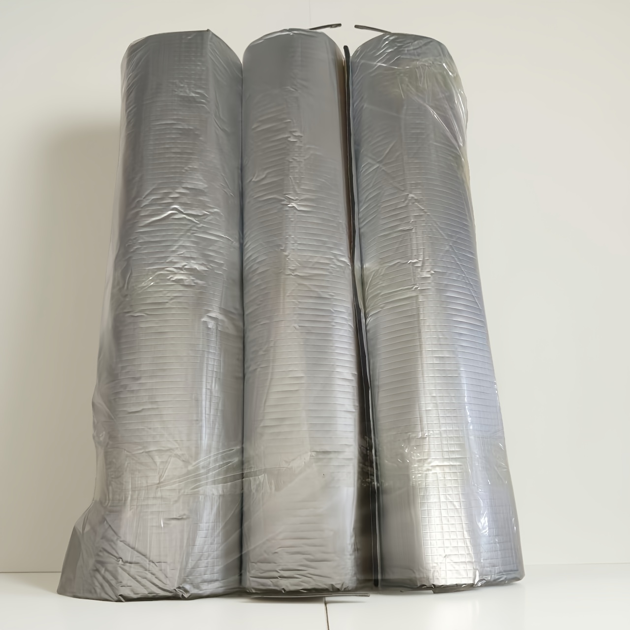 E-shop 3 Rollen à 200 cm (Gesamt 600 cm) selbstklebende Silber-Alufolie Schallschutzrollen, Isoliermaterial, 5 mm dick, kompakt, Auto-Isoliermaterial,