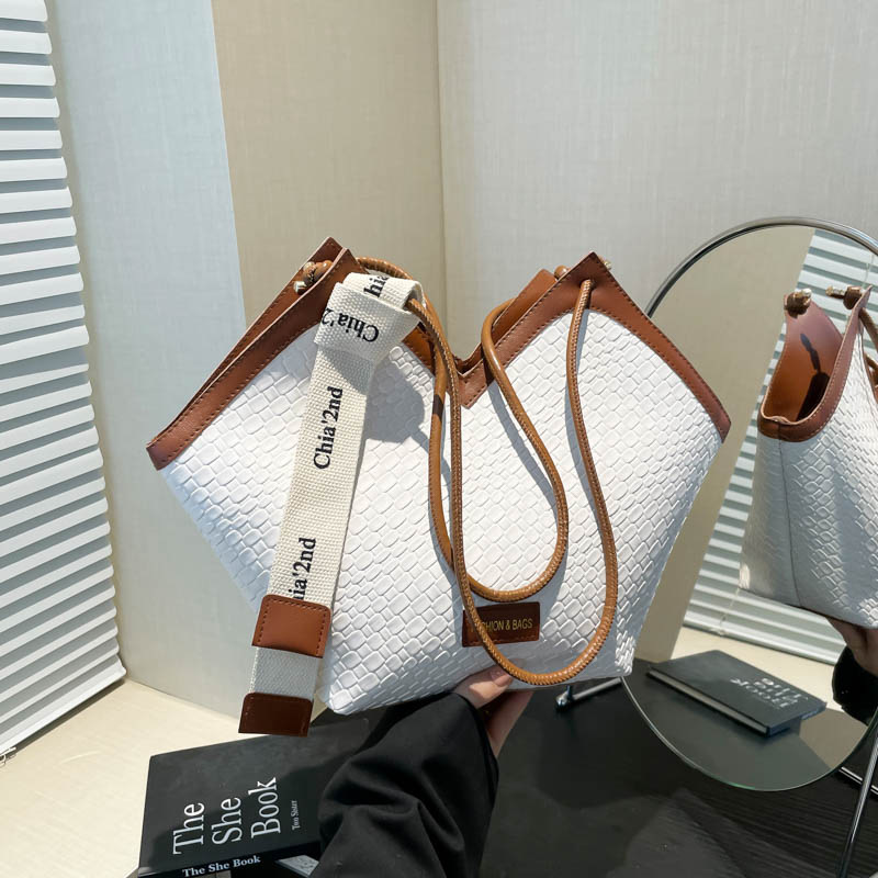 Women's Fashion Handbag With Woven , Chic Heart Shape Tote Bag, Large Capacity Shoulder Bag With Crossbody Strap, Elegant Casual Purse For Women Daily Use, Shopping And Travel