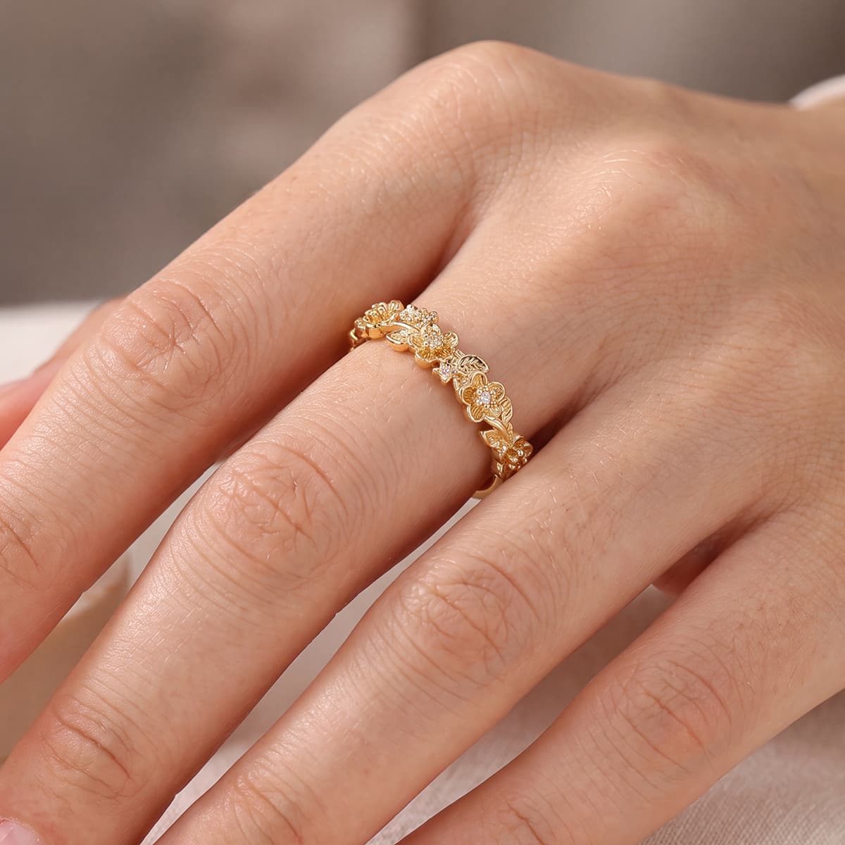 Unisex Floral Thin Ring with Embossed Winding Design