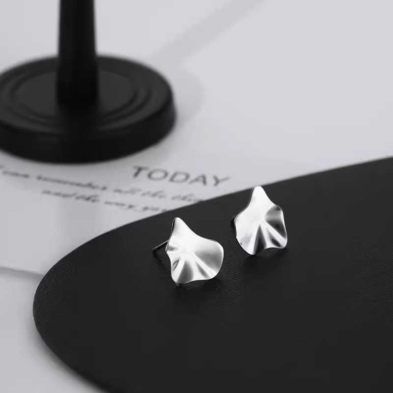 A Pair Of Stylish And Minimalist Textured Geometric Earrings For Women, Featuring Elements That Are While Sleeping And Suitable For Everyday Use, Making Them A