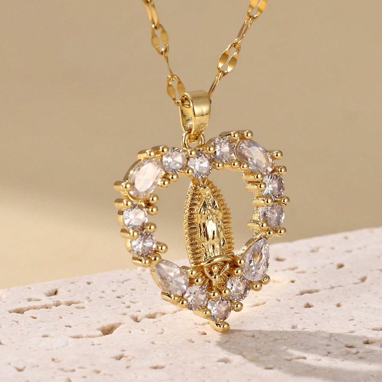Collar con Colgante de Corazón de la Virgen María - Elegancia y Estilo, Regalo Perfecto para Cumpleaños, Fiestas y Joyería Religiosa